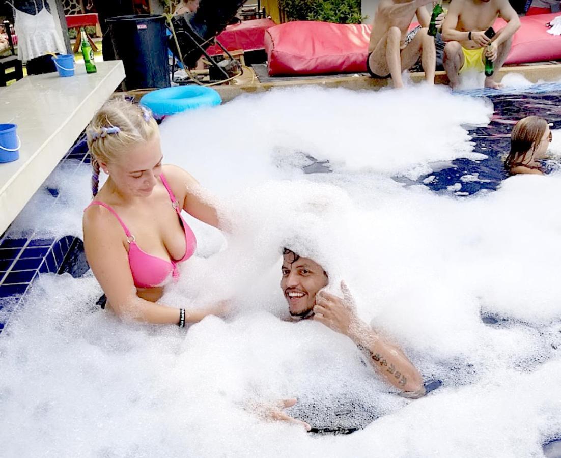 Wet! A Pool Party Hostel By Wild & Wandering 핫 린 외부 사진