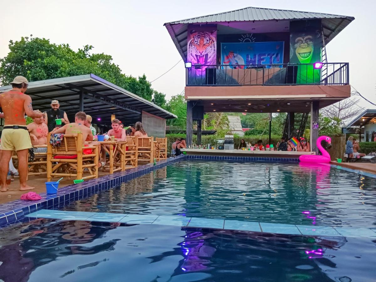 Wet! A Pool Party Hostel By Wild & Wandering 핫 린 외부 사진