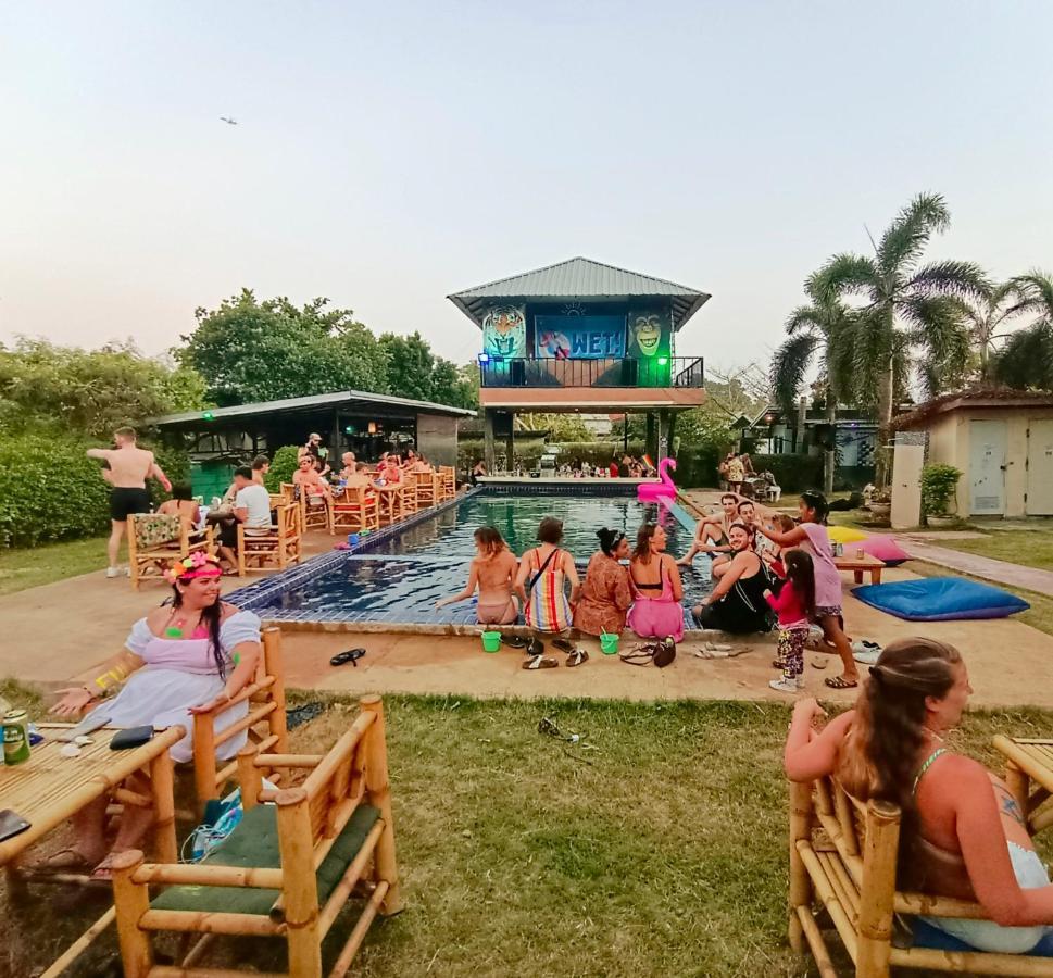 Wet! A Pool Party Hostel By Wild & Wandering 핫 린 외부 사진