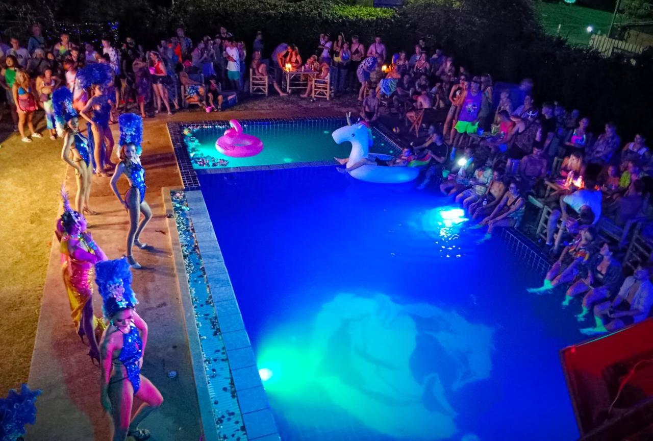 Wet! A Pool Party Hostel By Wild & Wandering 핫 린 외부 사진