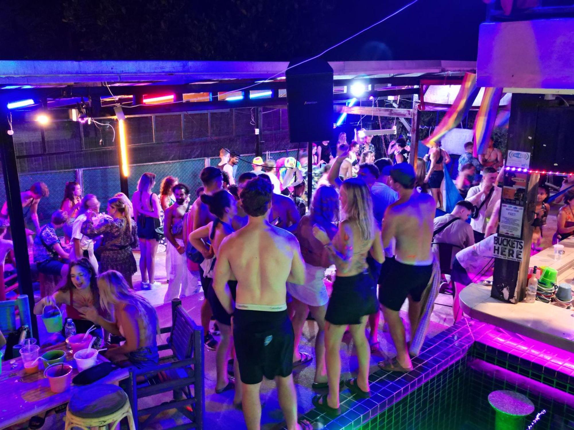 Wet! A Pool Party Hostel By Wild & Wandering 핫 린 외부 사진