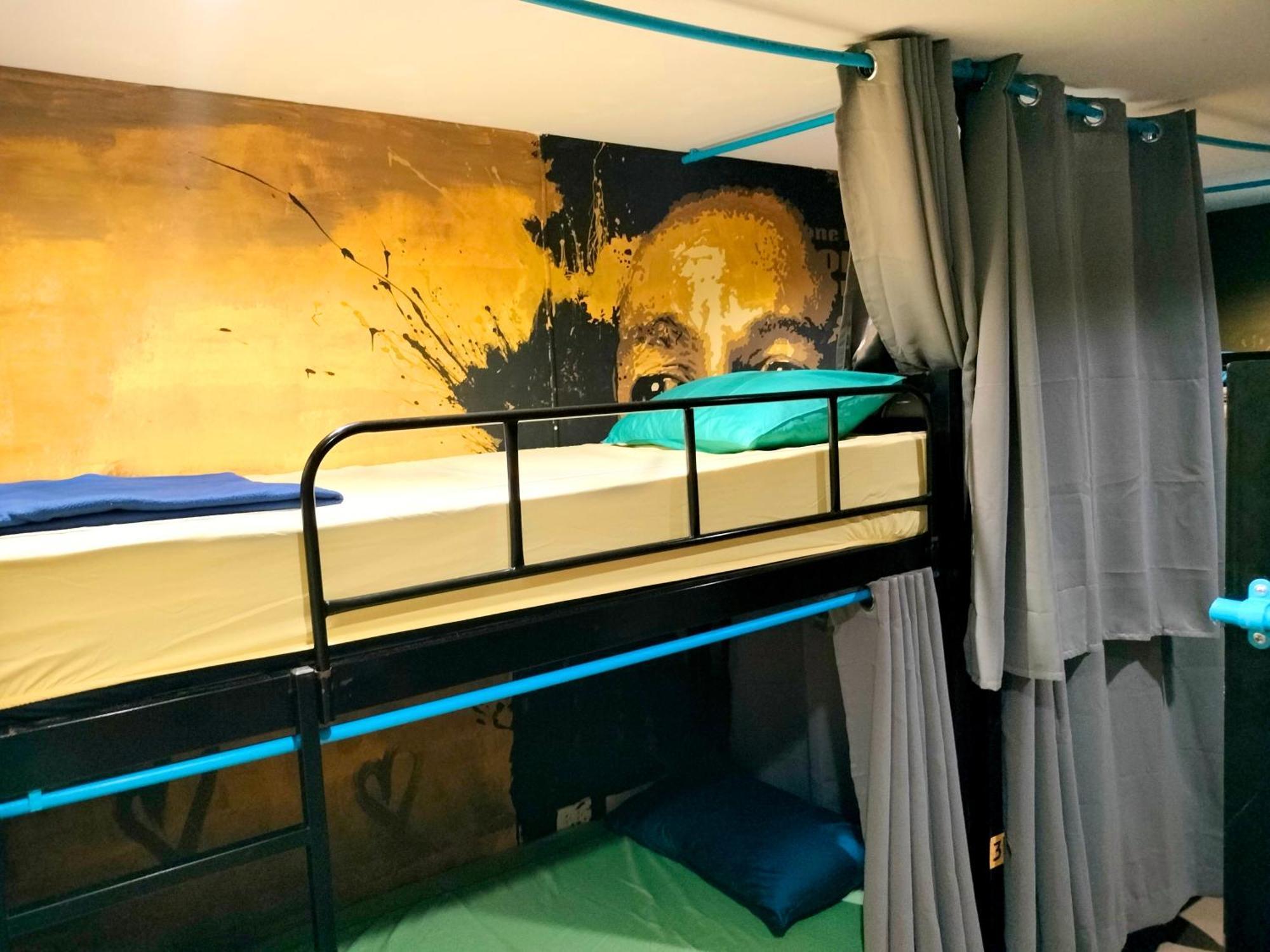 Wet! A Pool Party Hostel By Wild & Wandering 핫 린 외부 사진