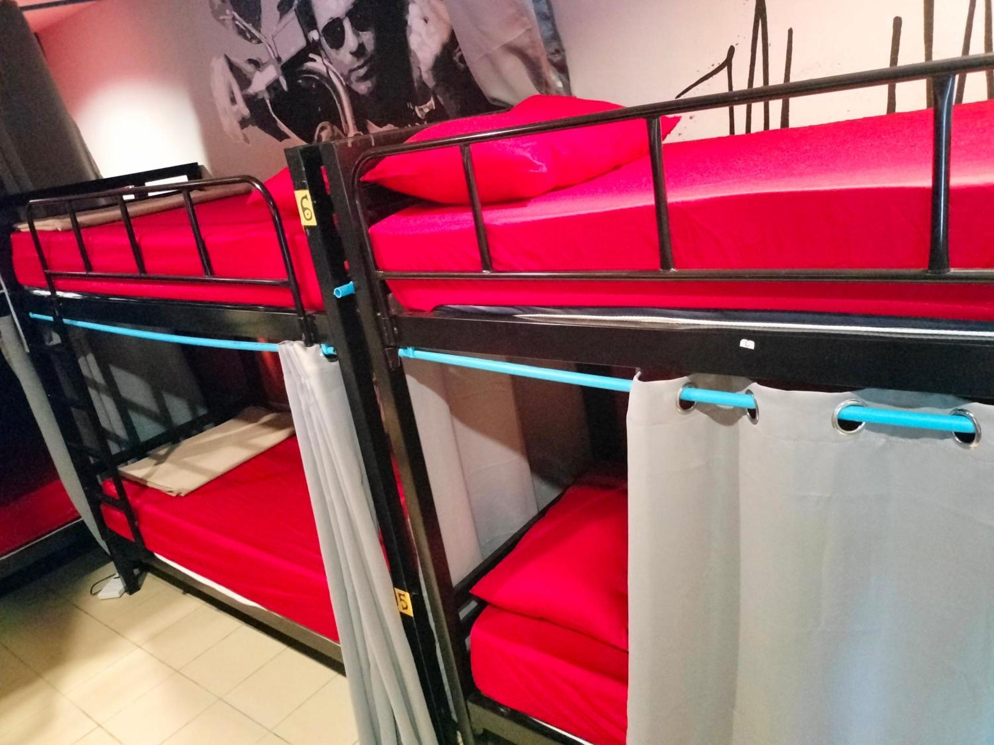 Wet! A Pool Party Hostel By Wild & Wandering 핫 린 외부 사진