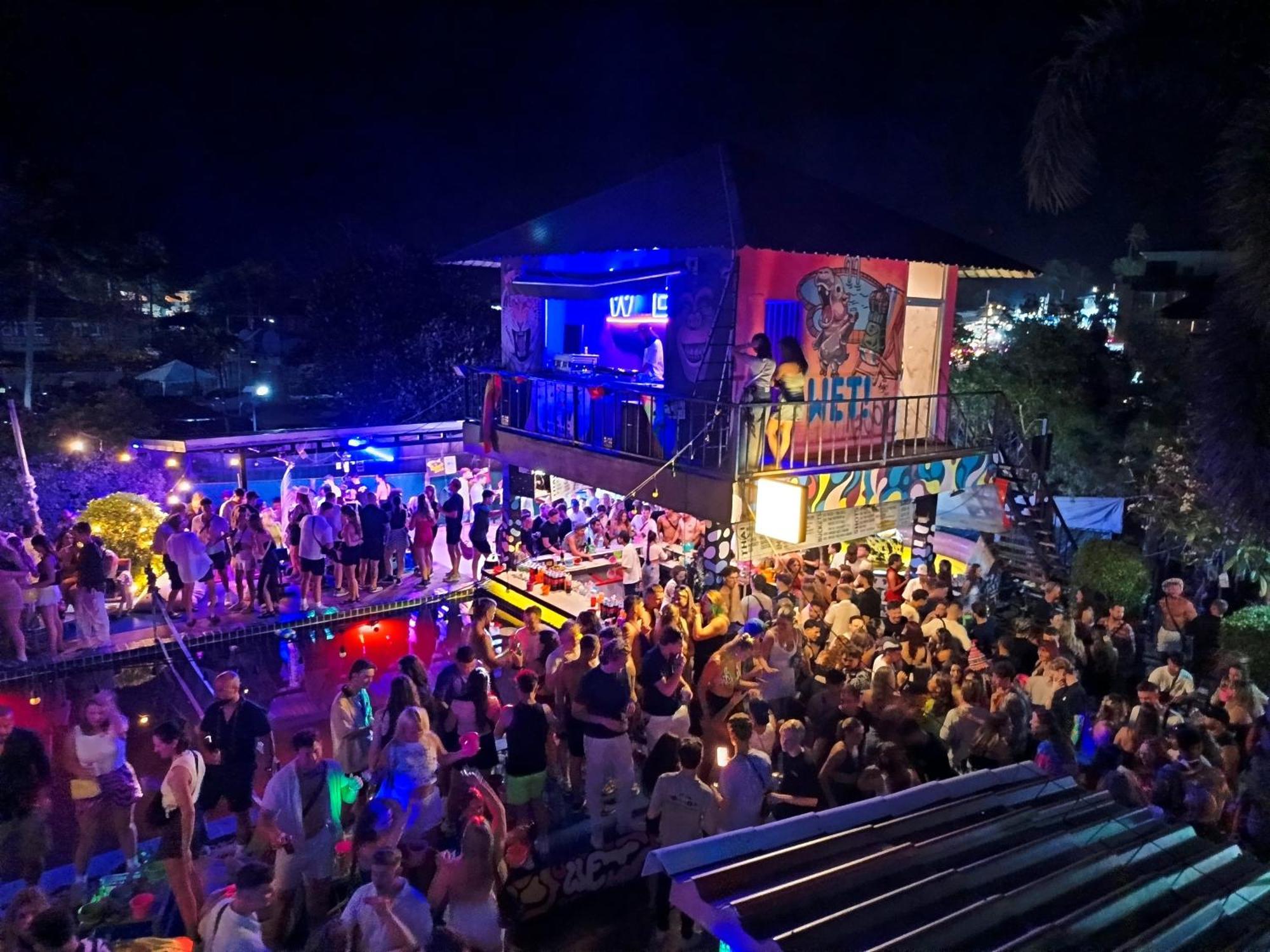 Wet! A Pool Party Hostel By Wild & Wandering 핫 린 외부 사진