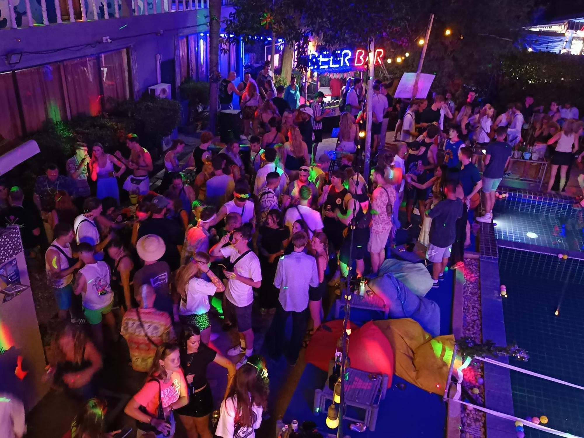 Wet! A Pool Party Hostel By Wild & Wandering 핫 린 외부 사진